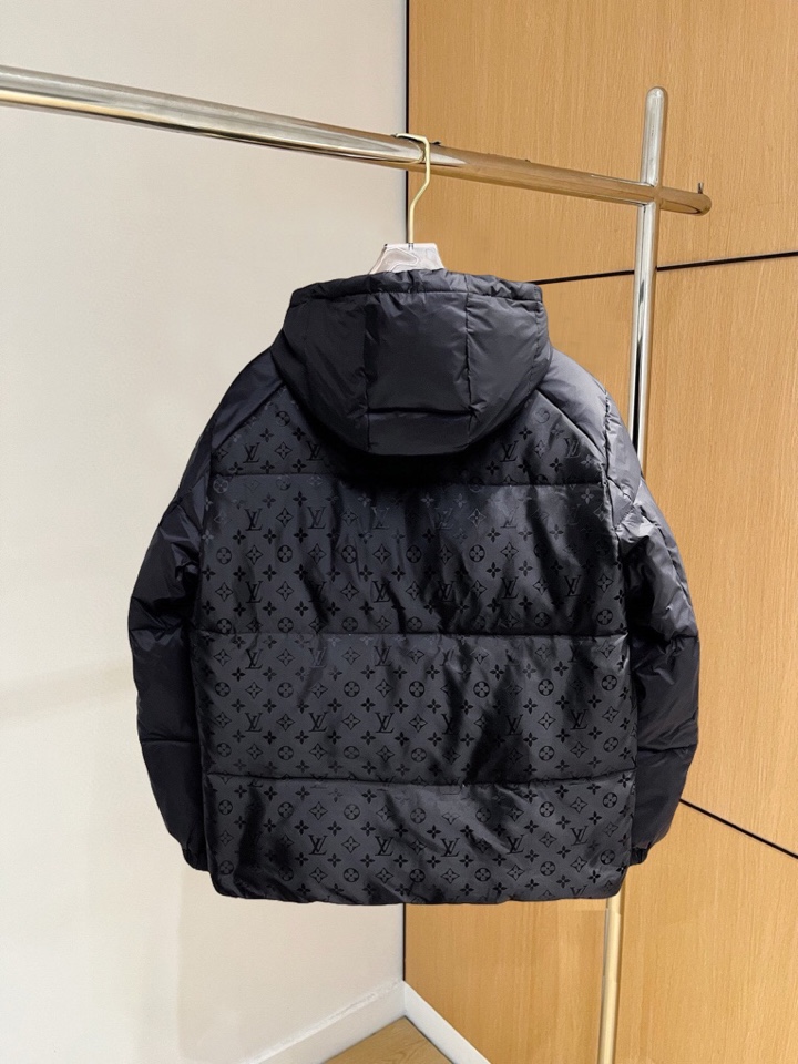 路易威登 LV 官网款2025秋冬新款羽绒服。这款号称羽绒服届最高端的，全部90绒的三标齐全带着经典的L
