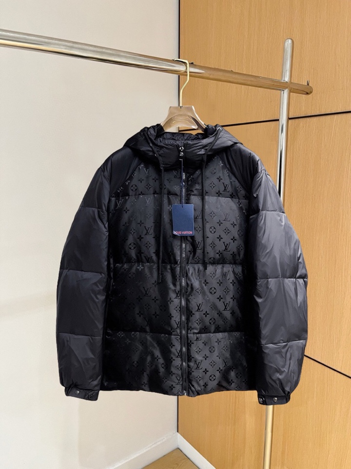 路易威登 LV 官网款2025秋冬新款羽绒服。这款号称羽绒服届最高端的，全部90绒的三标齐全带着经典的L