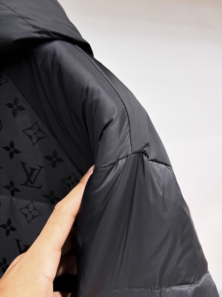 路易威登 LV 官网款2025秋冬新款羽绒服。这款号称羽绒服届最高端的，全部90绒的三标齐全带着经典的L