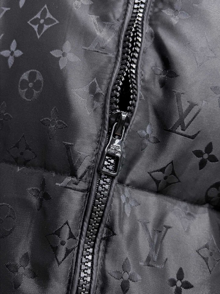 路易威登 LV 官网款2025秋冬新款羽绒服。这款号称羽绒服届最高端的，全部90绒的三标齐全带着经典的L