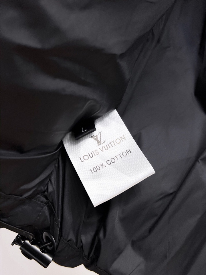 路易威登 LV 官网款2025秋冬新款羽绒服。这款号称羽绒服届最高端的，全部90绒的三标齐全带着经典的L