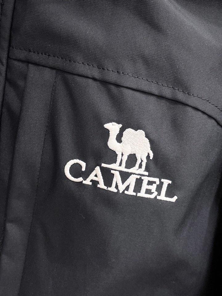 骆驼 官网款2025秋冬新款羽绒服。这款号称羽绒服届最高端的，全部90绒的三标齐全带着经典的Logo组合