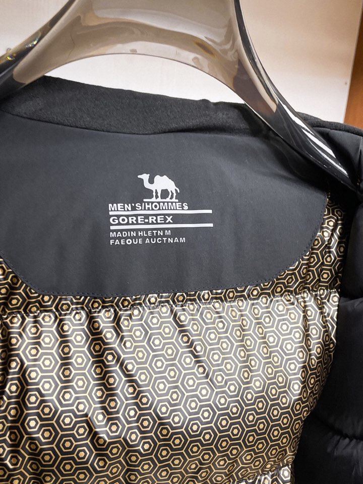 骆驼 官网款2025秋冬新款羽绒服。这款号称羽绒服届最高端的，全部90绒的三标齐全带着经典的Logo组合