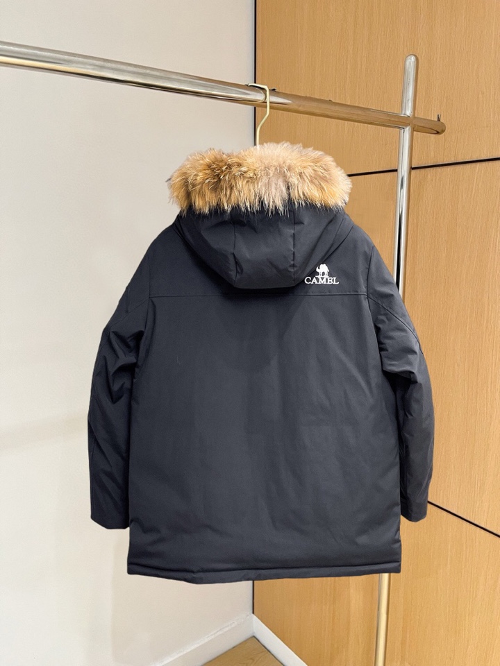 骆驼 官网款2025秋冬新款羽绒服。这款号称羽绒服届最高端的，全部90绒的三标齐全带着经典的Logo组合