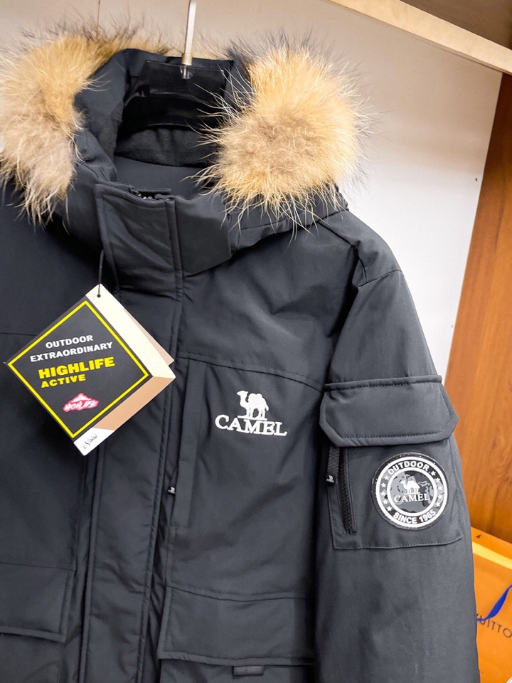 骆驼 官网款2025秋冬新款羽绒服。这款号称羽绒服届最高端的，全部90绒的三标齐全带着经典的Logo组合