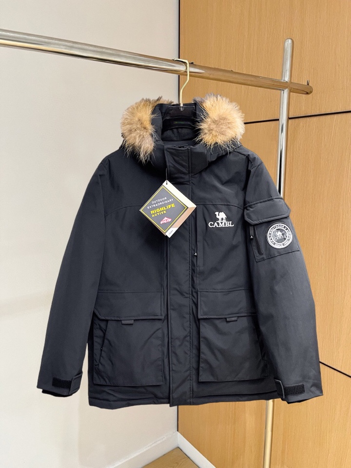 骆驼 官网款2025秋冬新款羽绒服。这款号称羽绒服届最高端的，全部90绒的三标齐全带着经典的Logo组合