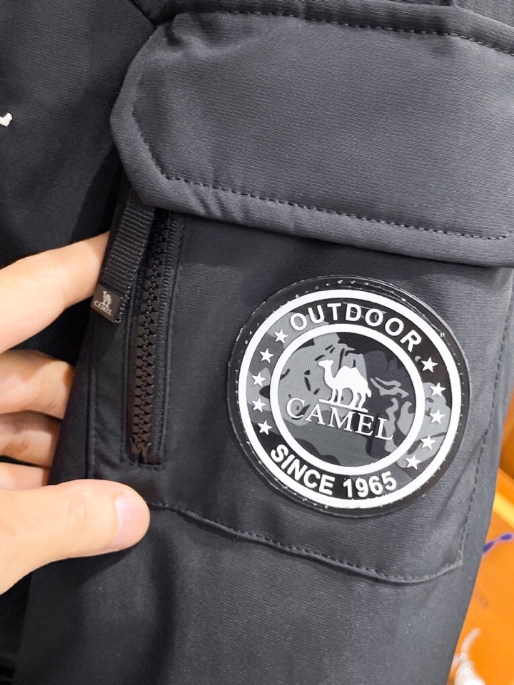 骆驼 官网款2025秋冬新款羽绒服。这款号称羽绒服届最高端的，全部90绒的三标齐全带着经典的Logo组合