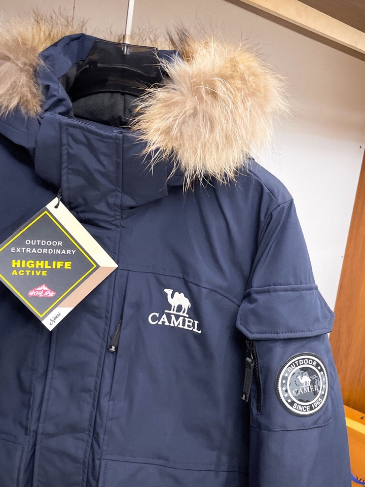 骆驼 官网款2025秋冬新款羽绒服。这款号称羽绒服届最高端的，全部90绒的三标齐全带着经典的Logo组合