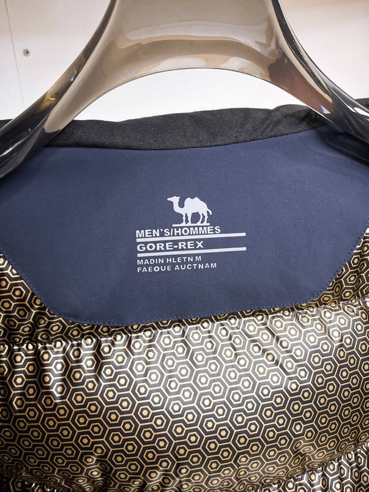 骆驼 官网款2025秋冬新款羽绒服。这款号称羽绒服届最高端的，全部90绒的三标齐全带着经典的Logo组合