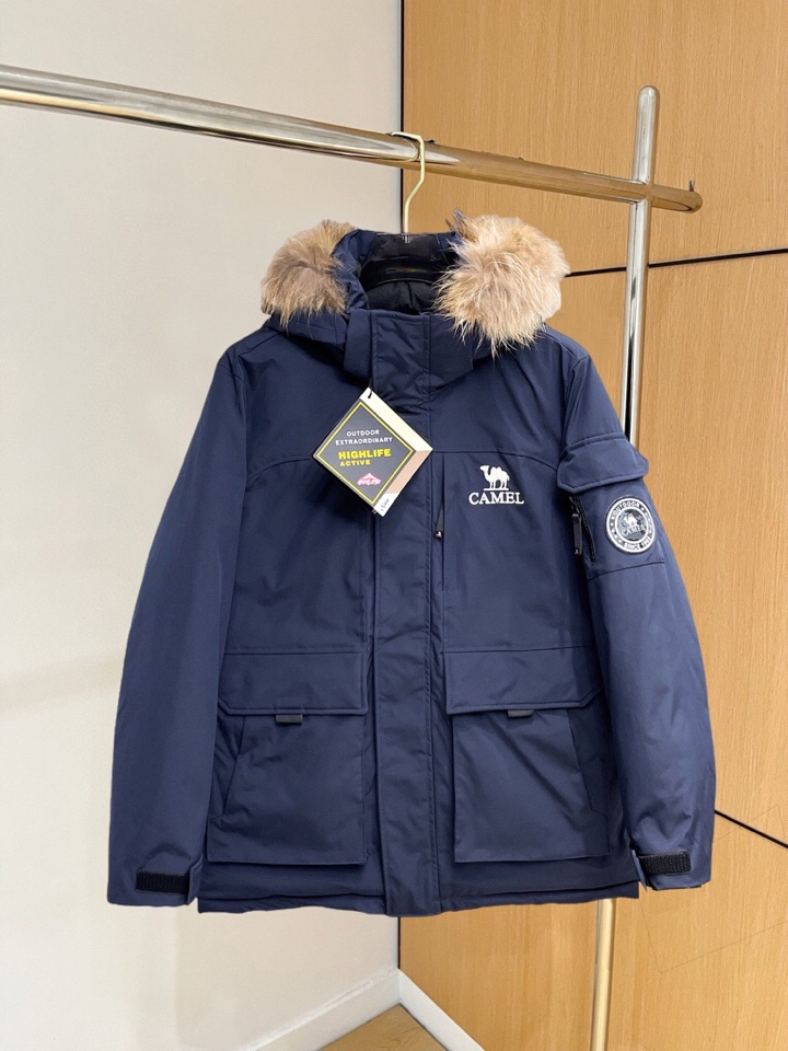 骆驼 官网款2025秋冬新款羽绒服。这款号称羽绒服届最高端的，全部90绒的三标齐全带着经典的Logo组合