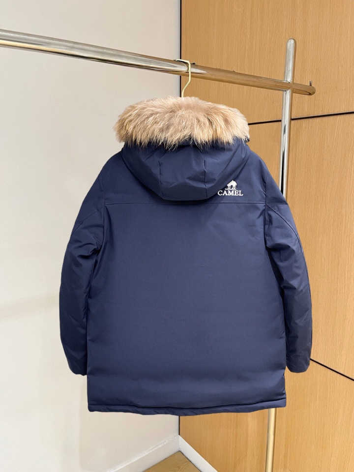 骆驼 官网款2025秋冬新款羽绒服。这款号称羽绒服届最高端的，全部90绒的三标齐全带着经典的Logo组合