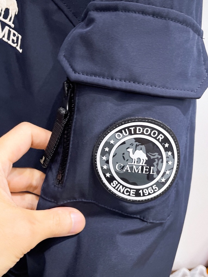 骆驼 官网款2025秋冬新款羽绒服。这款号称羽绒服届最高端的，全部90绒的三标齐全带着经典的Logo组合