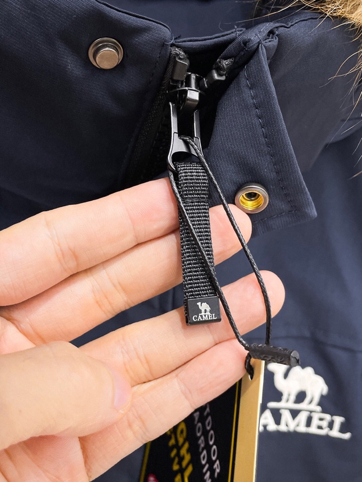 骆驼 官网款2025秋冬新款羽绒服。这款号称羽绒服届最高端的，全部90绒的三标齐全带着经典的Logo组合