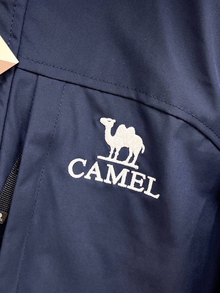 骆驼 官网款2025秋冬新款羽绒服。这款号称羽绒服届最高端的，全部90绒的三标齐全带着经典的Logo组合