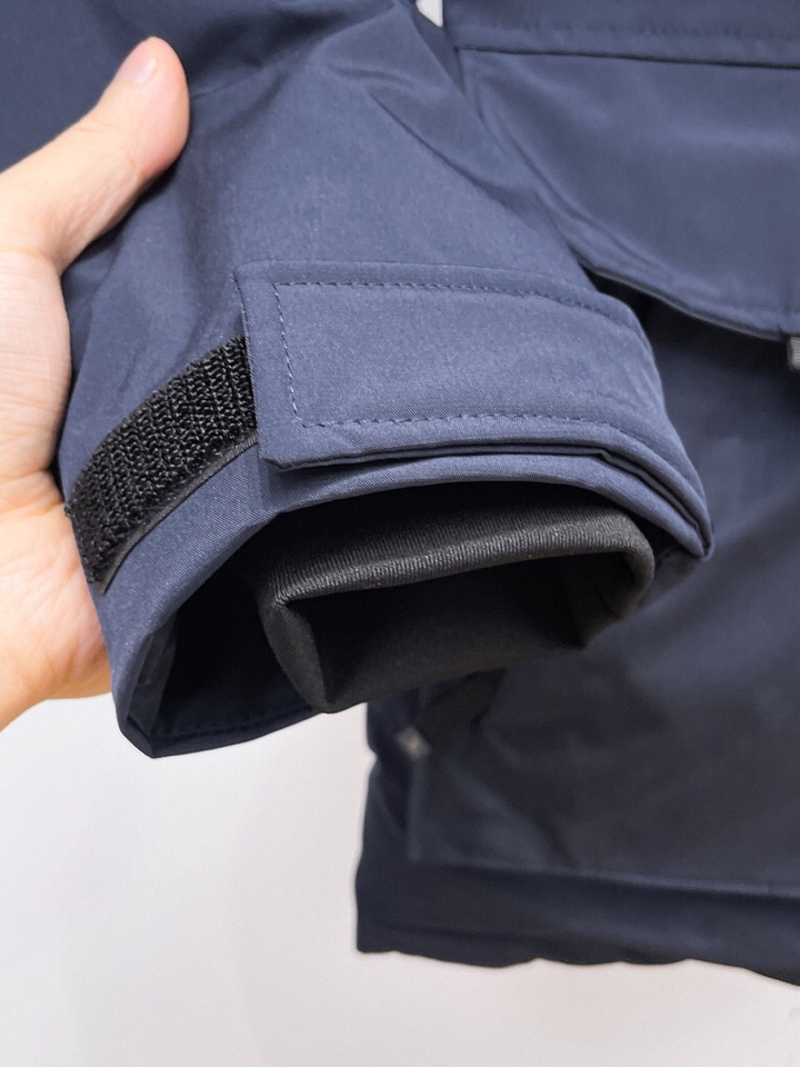 骆驼 官网款2025秋冬新款羽绒服。这款号称羽绒服届最高端的，全部90绒的三标齐全带着经典的Logo组合