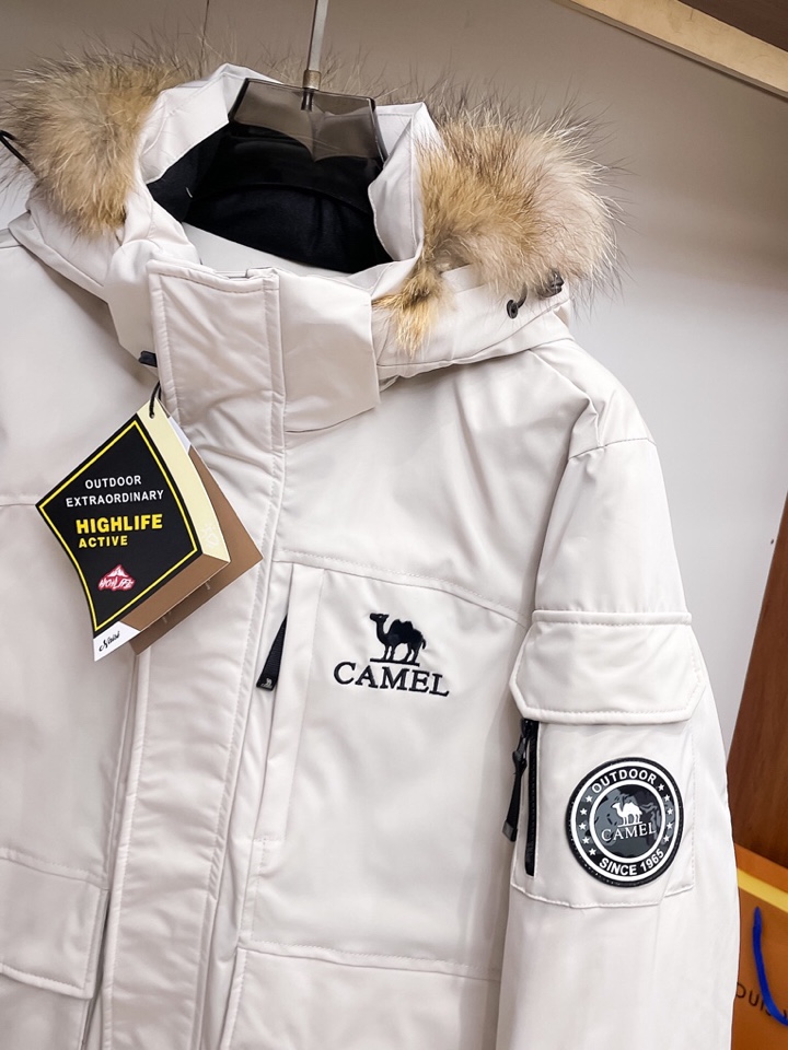 骆驼 官网款2025秋冬新款羽绒服。这款号称羽绒服届最高端的，全部90绒的三标齐全带着经典的Logo组合