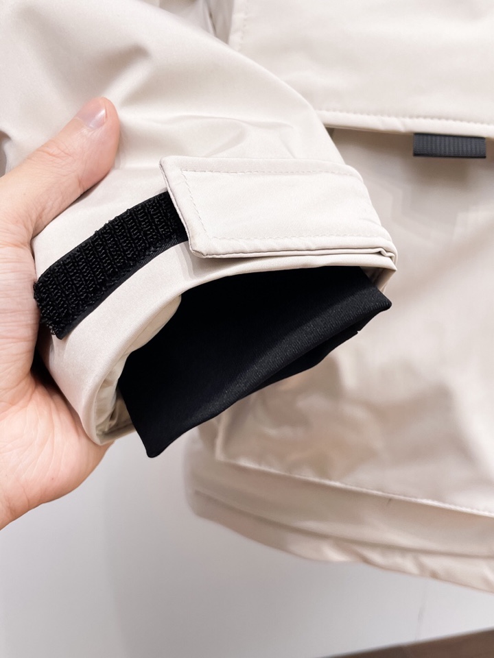 骆驼 官网款2025秋冬新款羽绒服。这款号称羽绒服届最高端的，全部90绒的三标齐全带着经典的Logo组合