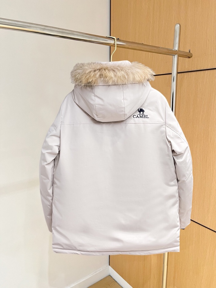 骆驼 官网款2025秋冬新款羽绒服。这款号称羽绒服届最高端的，全部90绒的三标齐全带着经典的Logo组合