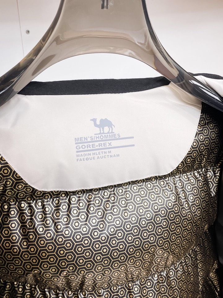 骆驼 官网款2025秋冬新款羽绒服。这款号称羽绒服届最高端的，全部90绒的三标齐全带着经典的Logo组合