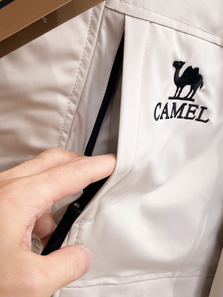 骆驼 官网款2025秋冬新款羽绒服。这款号称羽绒服届最高端的，全部90绒的三标齐全带着经典的Logo组合