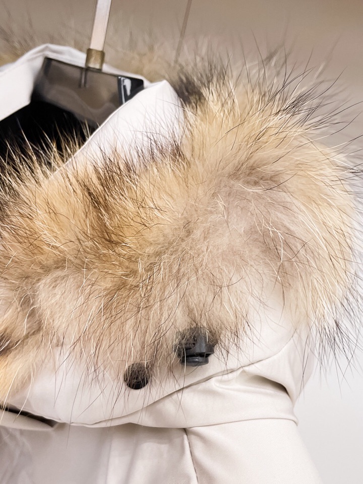 骆驼 官网款2025秋冬新款羽绒服。这款号称羽绒服届最高端的，全部90绒的三标齐全带着经典的Logo组合