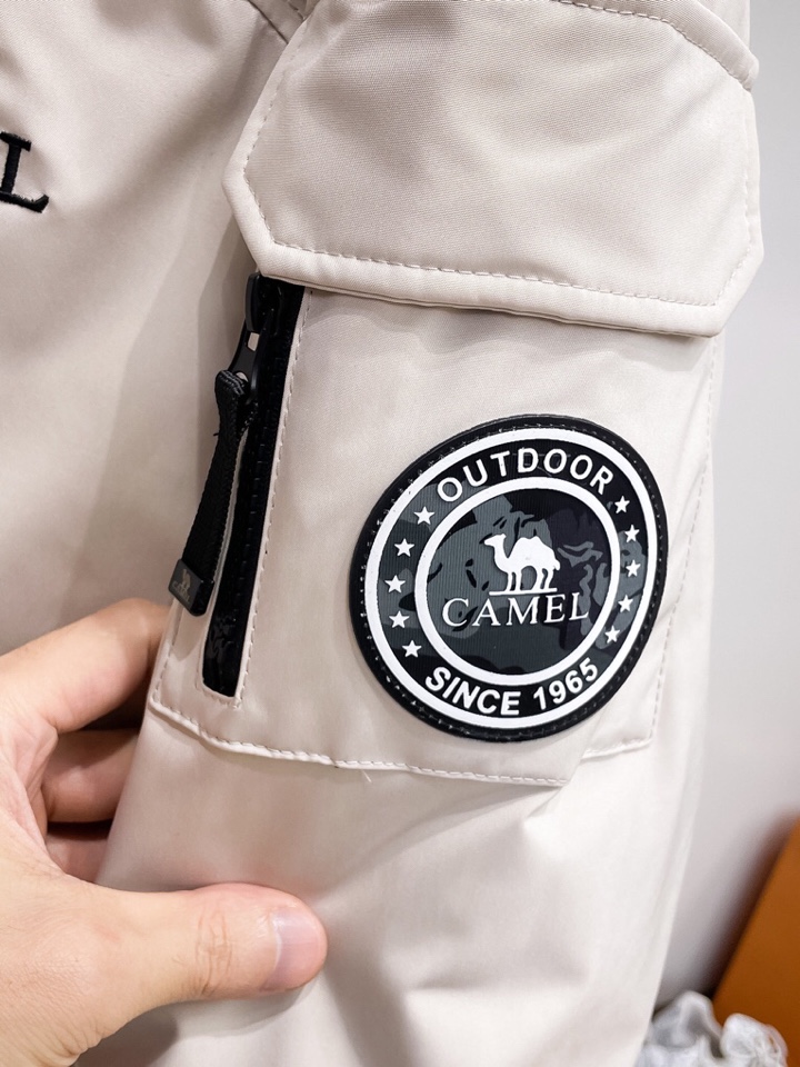 骆驼 官网款2025秋冬新款羽绒服。这款号称羽绒服届最高端的，全部90绒的三标齐全带着经典的Logo组合