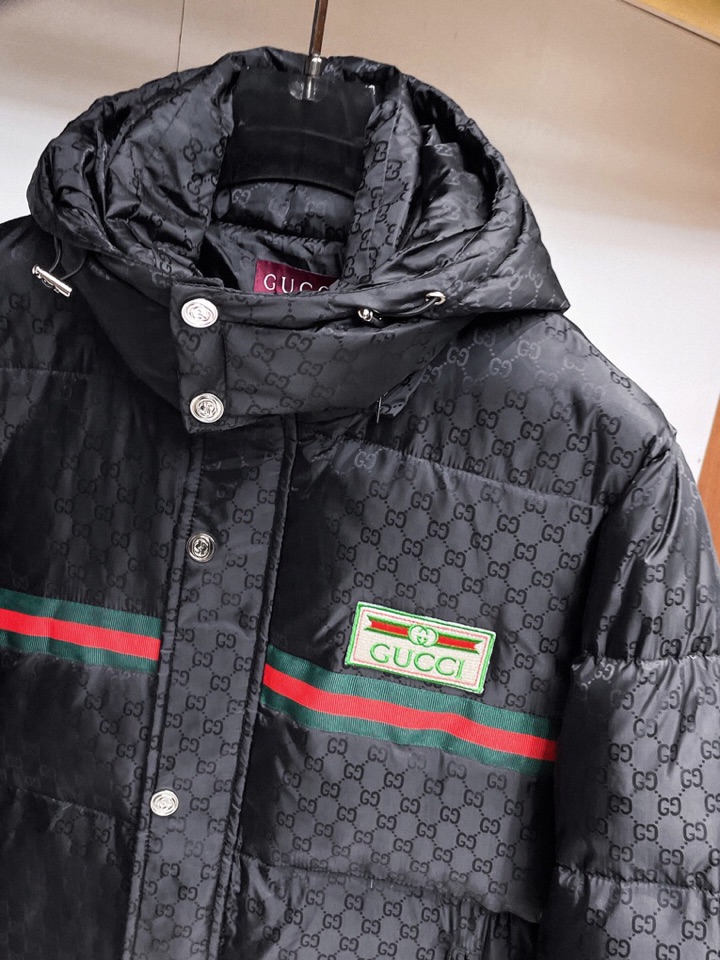 Gucci古奇官网款2025秋冬新款羽绒服。这款号称羽绒服届最高端的，全部90绒的三标齐全带着经典的Lo