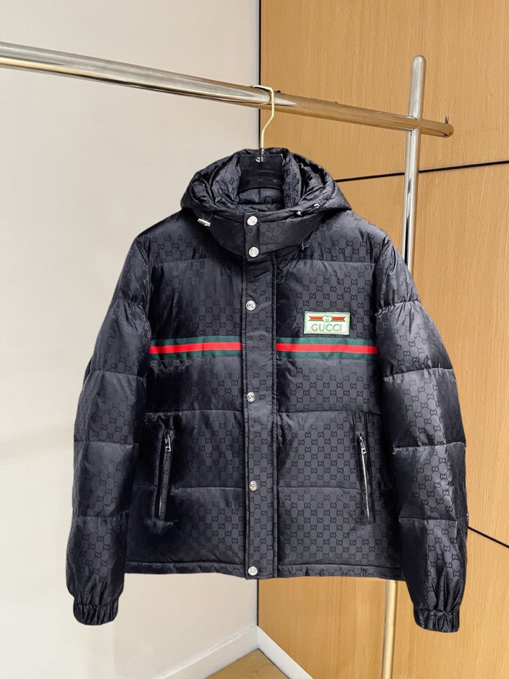 Gucci古奇官网款2025秋冬新款羽绒服。这款号称羽绒服届最高端的，全部90绒的三标齐全带着经典的Lo