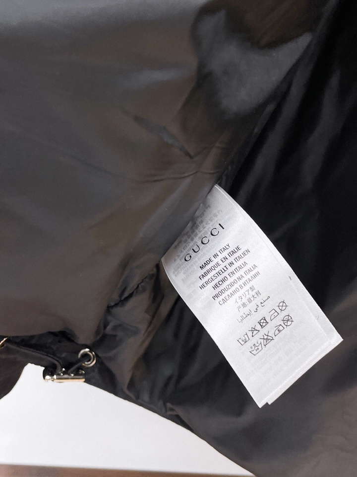Gucci古奇官网款2025秋冬新款羽绒服。这款号称羽绒服届最高端的，全部90绒的三标齐全带着经典的Lo