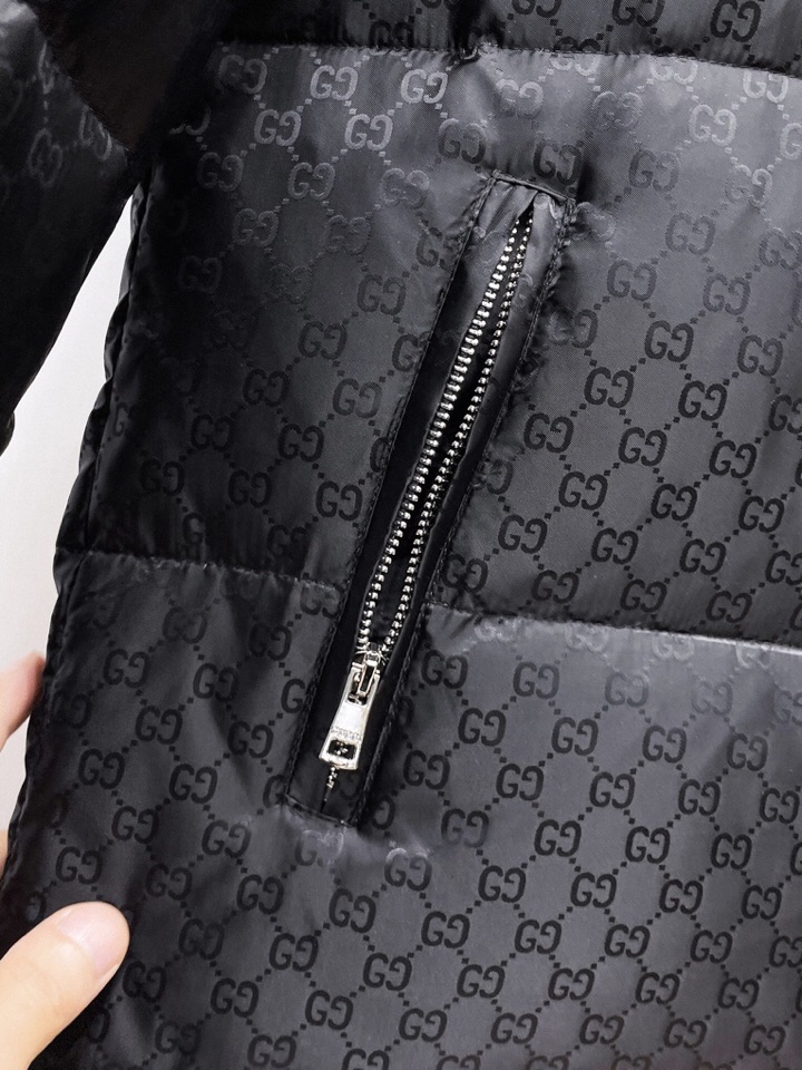 Gucci古奇官网款2025秋冬新款羽绒服。这款号称羽绒服届最高端的，全部90绒的三标齐全带着经典的Lo