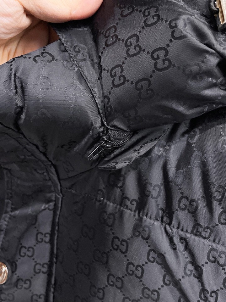 Gucci古奇官网款2025秋冬新款羽绒服。这款号称羽绒服届最高端的，全部90绒的三标齐全带着经典的Lo