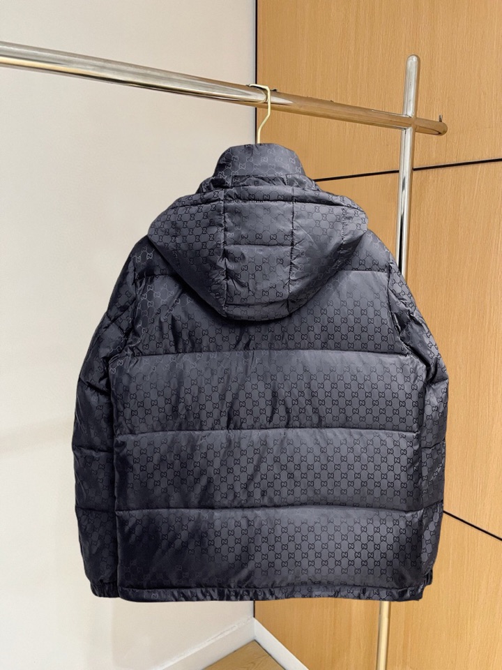 Gucci古奇官网款2025秋冬新款羽绒服。这款号称羽绒服届最高端的，全部90绒的三标齐全带着经典的Lo