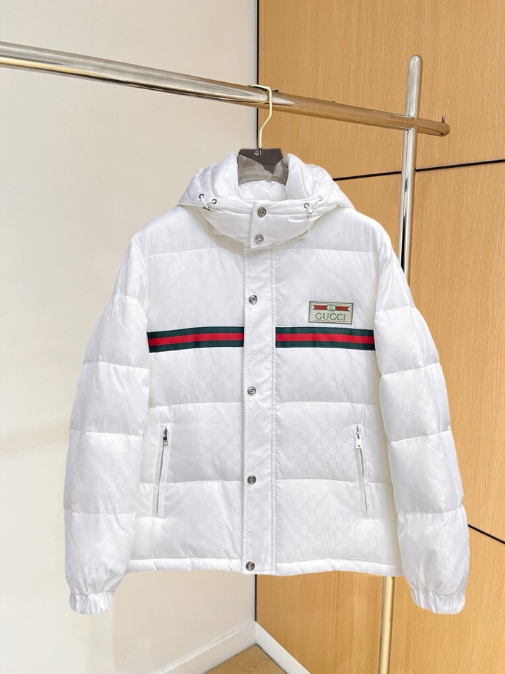 Gucci古奇官网款2025秋冬新款羽绒服。这款号称羽绒服届最高端的，全部90绒的三标齐全带着经典的Lo