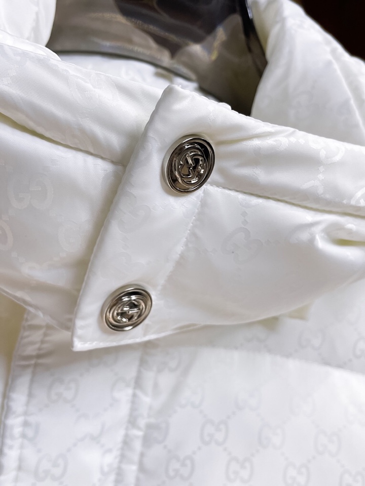 Gucci古奇官网款2025秋冬新款羽绒服。这款号称羽绒服届最高端的，全部90绒的三标齐全带着经典的Lo