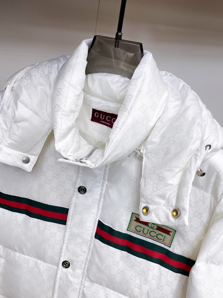 Gucci古奇官网款2025秋冬新款羽绒服。这款号称羽绒服届最高端的，全部90绒的三标齐全带着经典的Lo