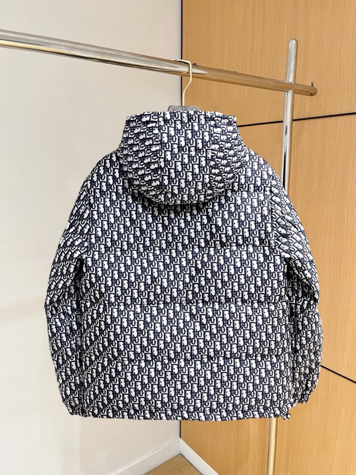 Dior 迪奥官网款2025秋冬新款羽绒服。这款号称羽绒服届最高端的，全部90绒的三标齐全带着经典的Lo