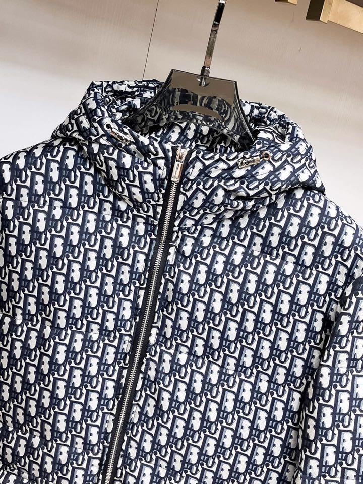 Dior 迪奥官网款2025秋冬新款羽绒服。这款号称羽绒服届最高端的，全部90绒的三标齐全带着经典的Lo