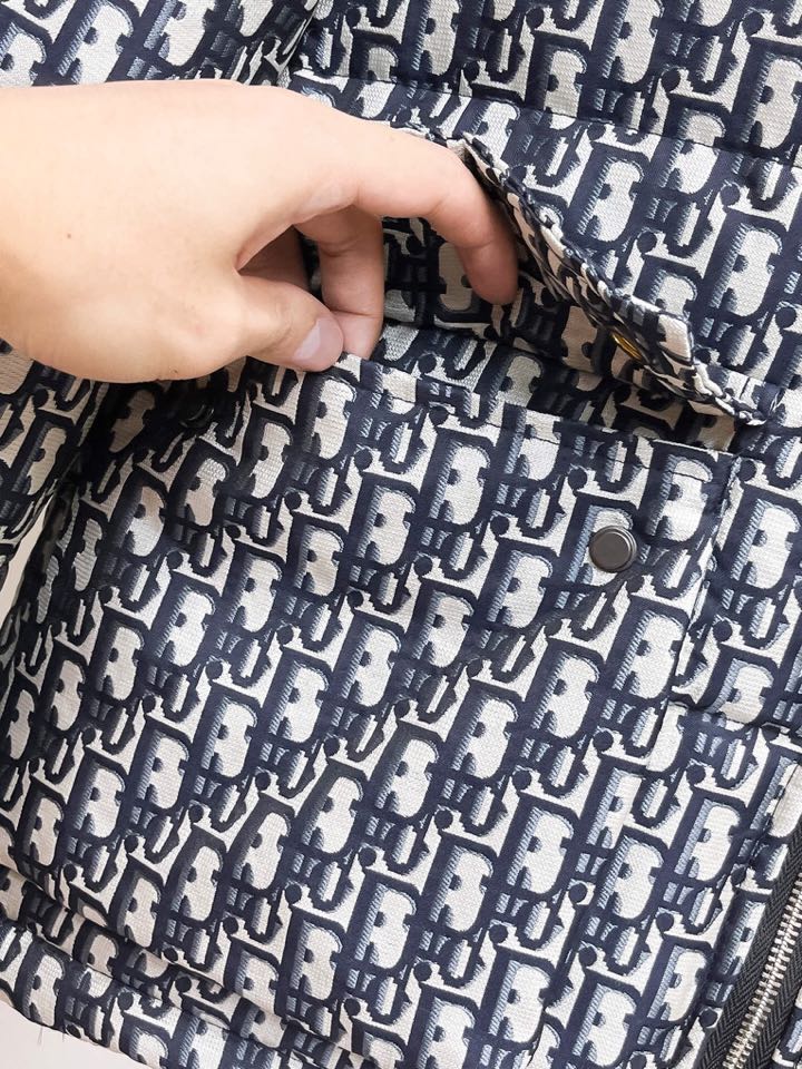 Dior 迪奥官网款2025秋冬新款羽绒服。这款号称羽绒服届最高端的，全部90绒的三标齐全带着经典的Lo