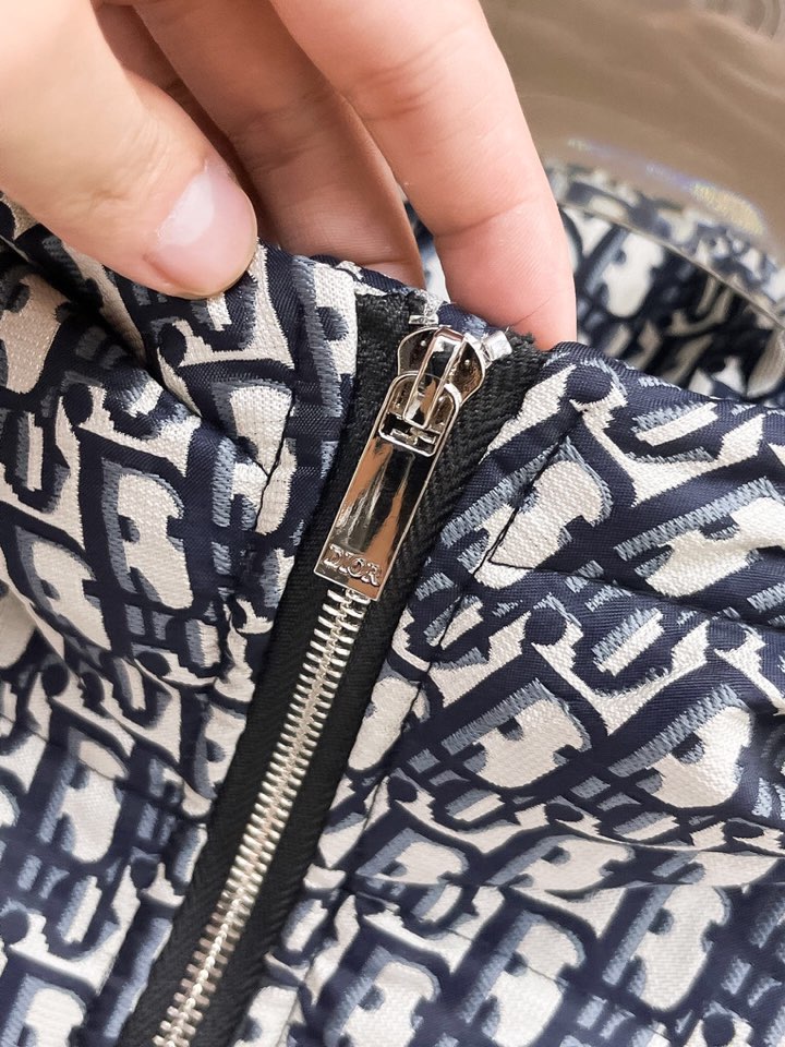 Dior 迪奥官网款2025秋冬新款羽绒服。这款号称羽绒服届最高端的，全部90绒的三标齐全带着经典的Lo