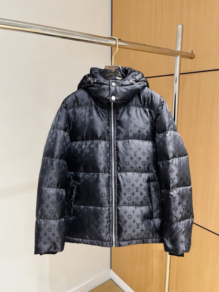 lv 路易威登2025秋冬新款羽绒服。这款号称羽绒服届最高端的，全部90绒的三标齐全带着经典的Logo组