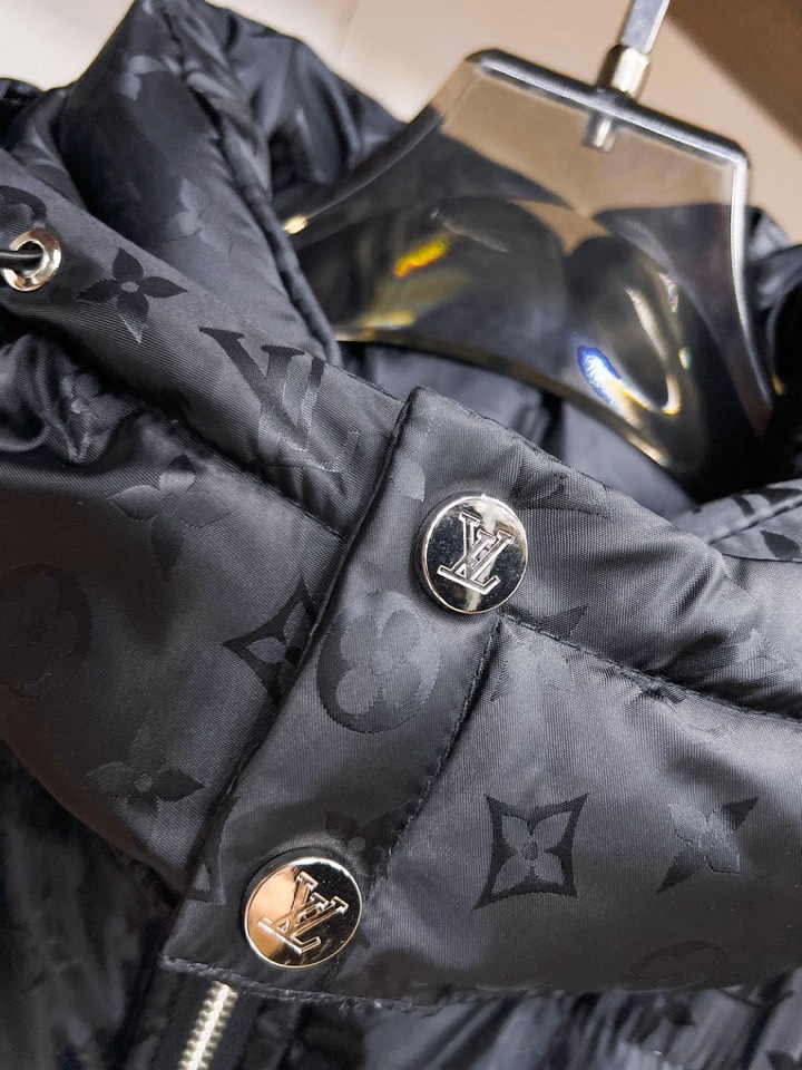 lv 路易威登2025秋冬新款羽绒服。这款号称羽绒服届最高端的，全部90绒的三标齐全带着经典的Logo组