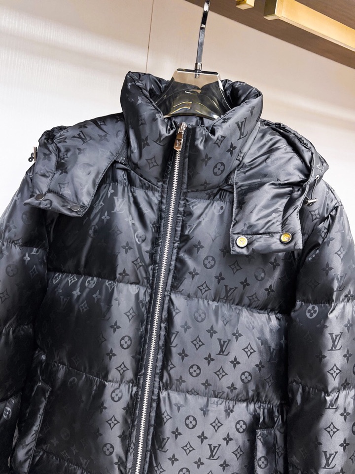 lv 路易威登2025秋冬新款羽绒服。这款号称羽绒服届最高端的，全部90绒的三标齐全带着经典的Logo组