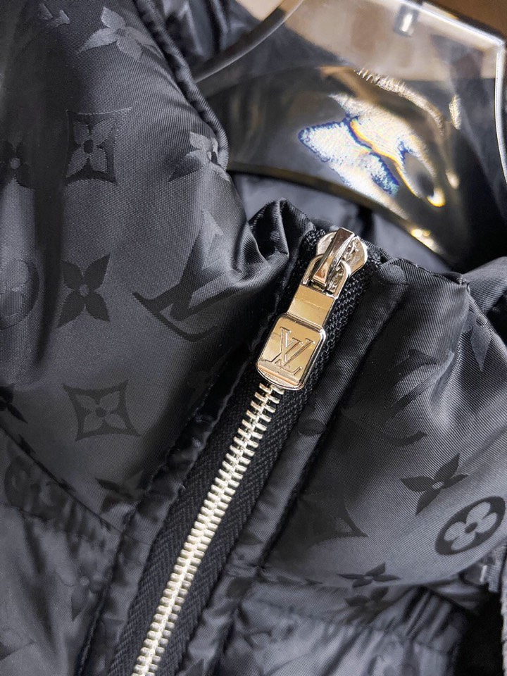 lv 路易威登2025秋冬新款羽绒服。这款号称羽绒服届最高端的，全部90绒的三标齐全带着经典的Logo组