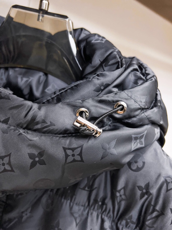 lv 路易威登2025秋冬新款羽绒服。这款号称羽绒服届最高端的，全部90绒的三标齐全带着经典的Logo组