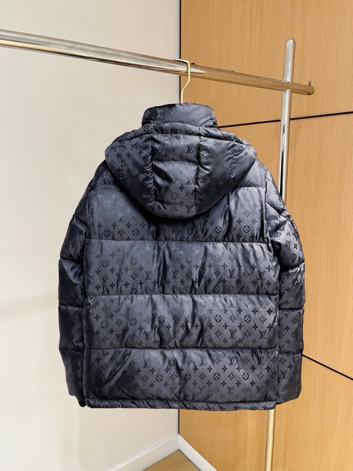 lv 路易威登2025秋冬新款羽绒服。这款号称羽绒服届最高端的，全部90绒的三标齐全带着经典的Logo组