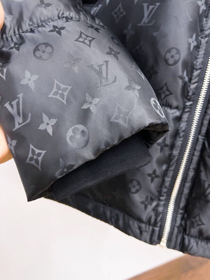lv 路易威登2025秋冬新款羽绒服。这款号称羽绒服届最高端的，全部90绒的三标齐全带着经典的Logo组