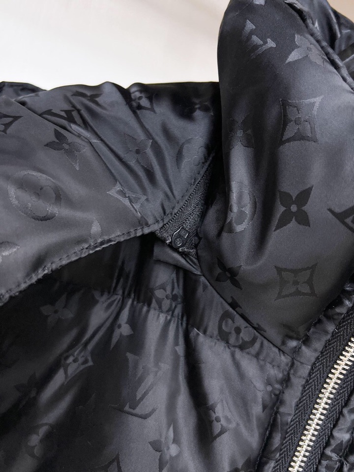lv 路易威登2025秋冬新款羽绒服。这款号称羽绒服届最高端的，全部90绒的三标齐全带着经典的Logo组