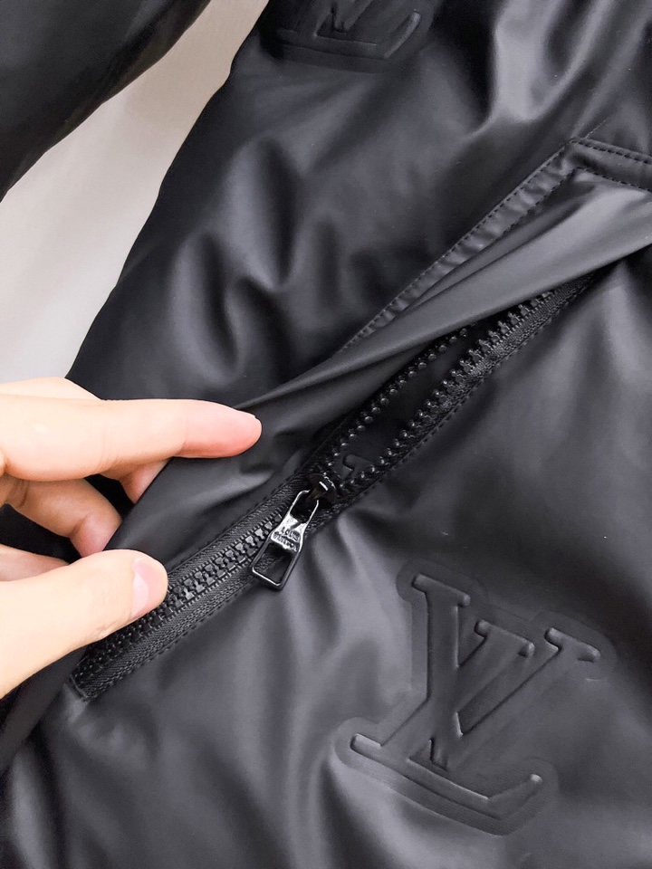 lv 路易威登2025秋冬新款羽绒服。这款号称羽绒服届最高端的，全部90绒的三标齐全带着经典的Logo组