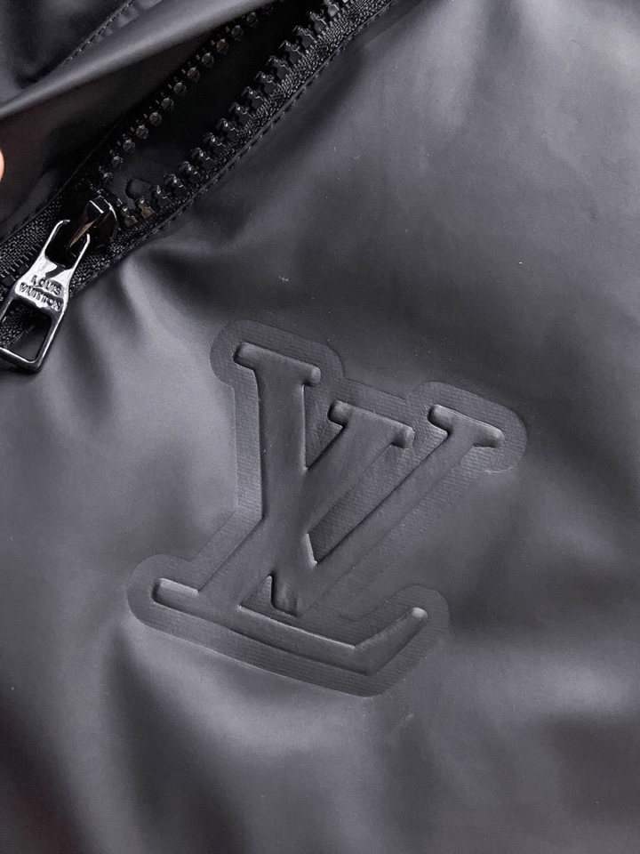 lv 路易威登2025秋冬新款羽绒服。这款号称羽绒服届最高端的，全部90绒的三标齐全带着经典的Logo组