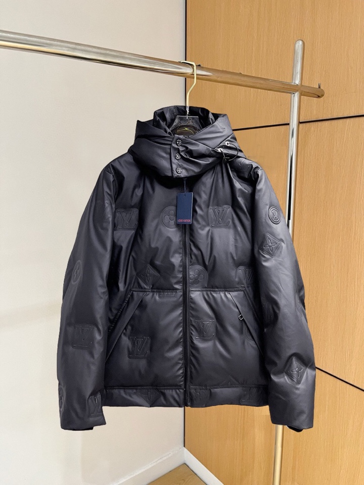 lv 路易威登2025秋冬新款羽绒服。这款号称羽绒服届最高端的，全部90绒的三标齐全带着经典的Logo组